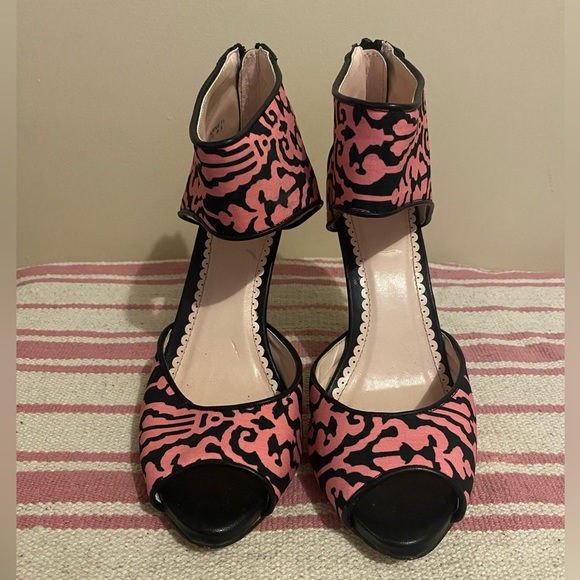 Floral Pink & Black Pumps 🖤💖 - Picture 2 of 4